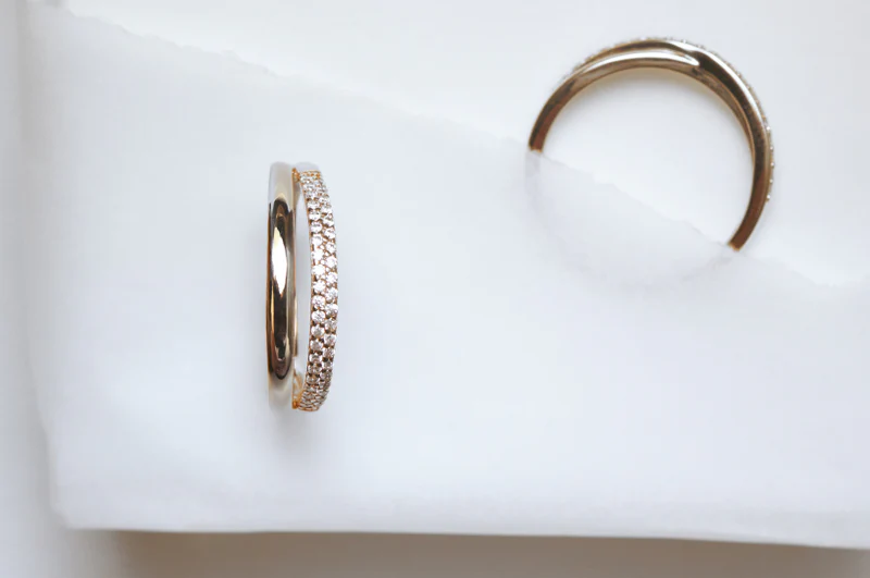 Anillos delicados sobre superficie blanca — joyas atemporales para ocasiones especiales en Martínez Joyeros
